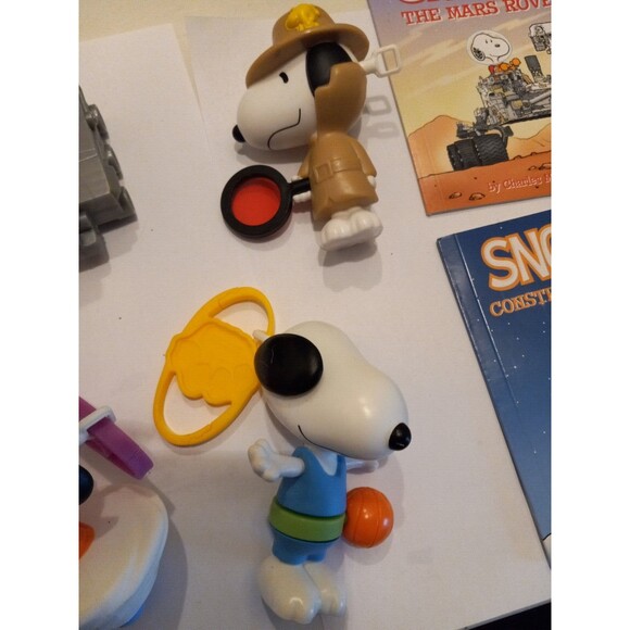 Snoopy McDonalds Happy Meal Toys Assortment of 5 Figures & 2 Books - Picture 3 of 16